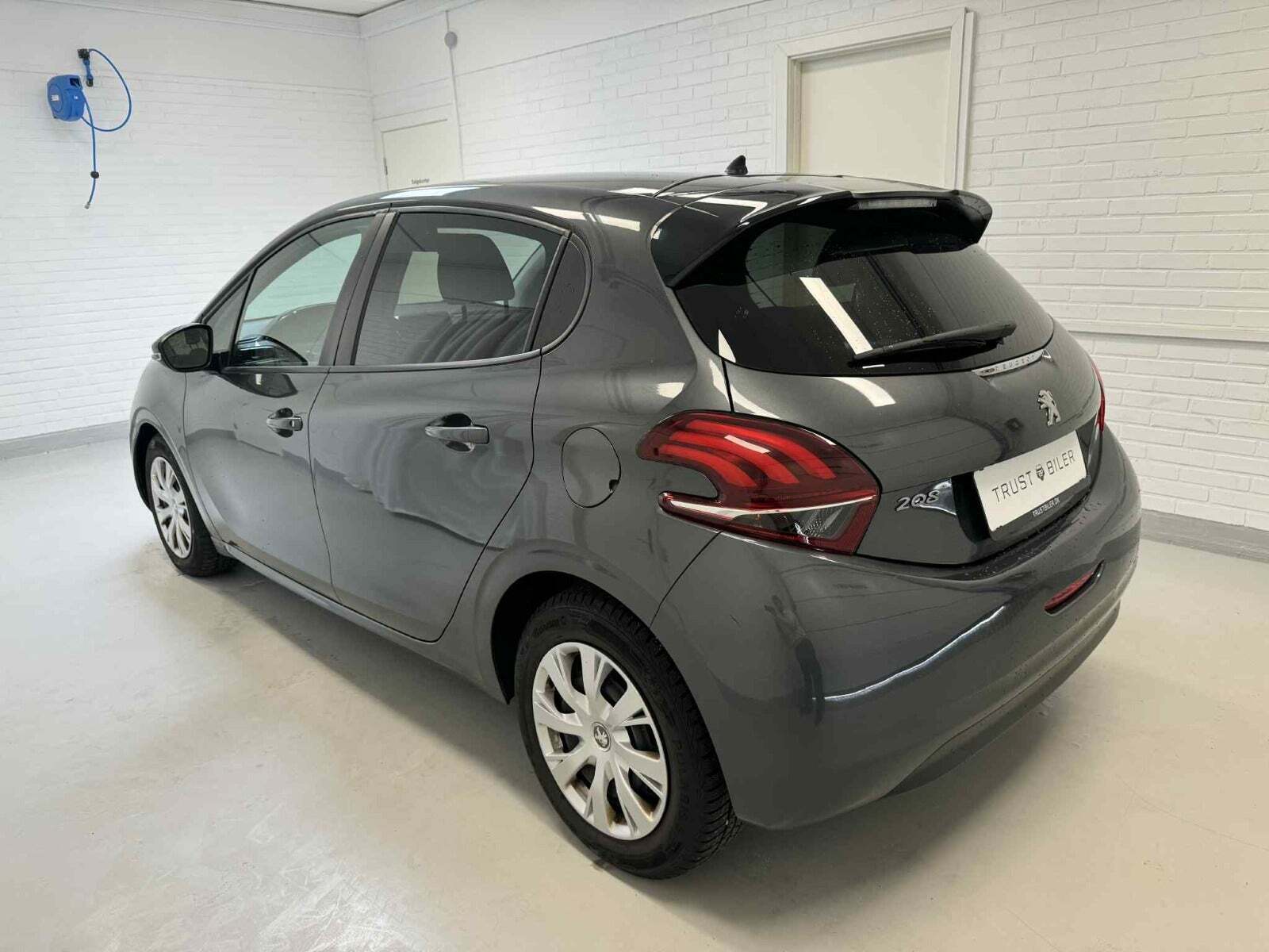 Grå Peugeot 208 fra 2017