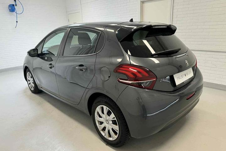 Grå Peugeot 208 fra 2017