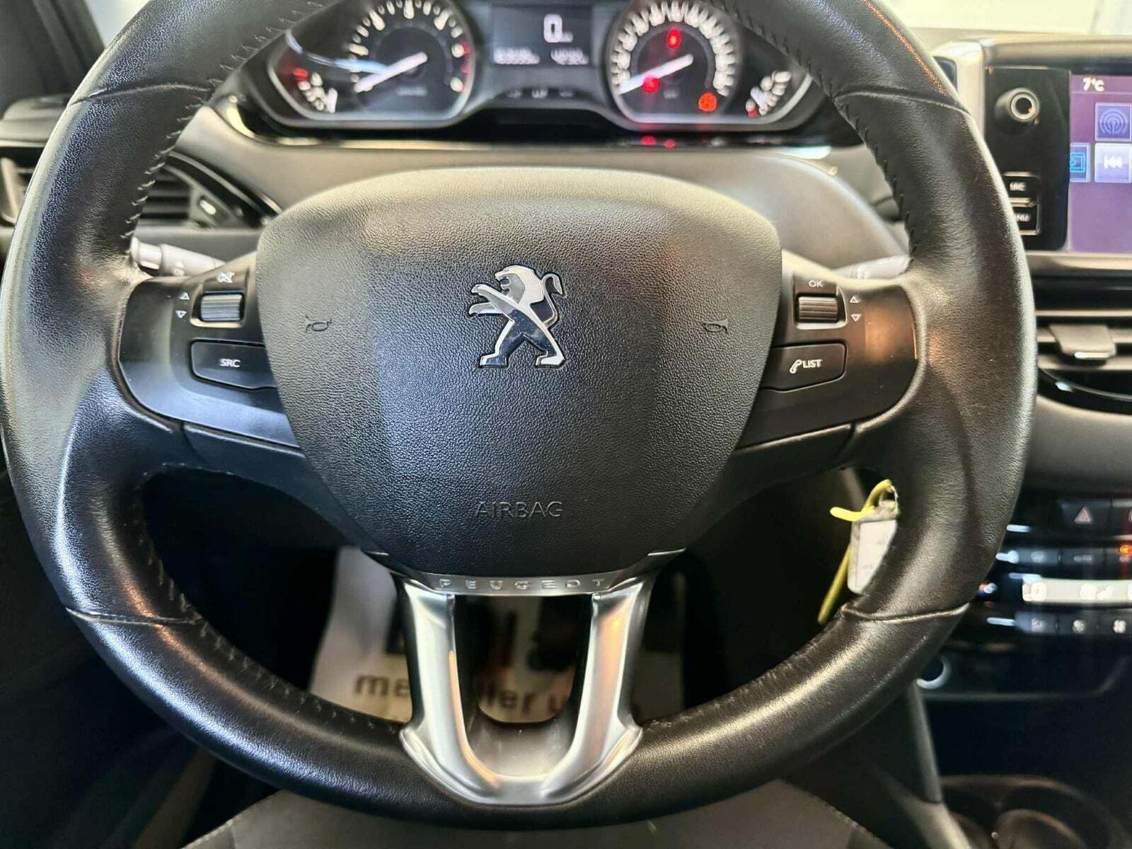 Grå Peugeot 208 fra 2017