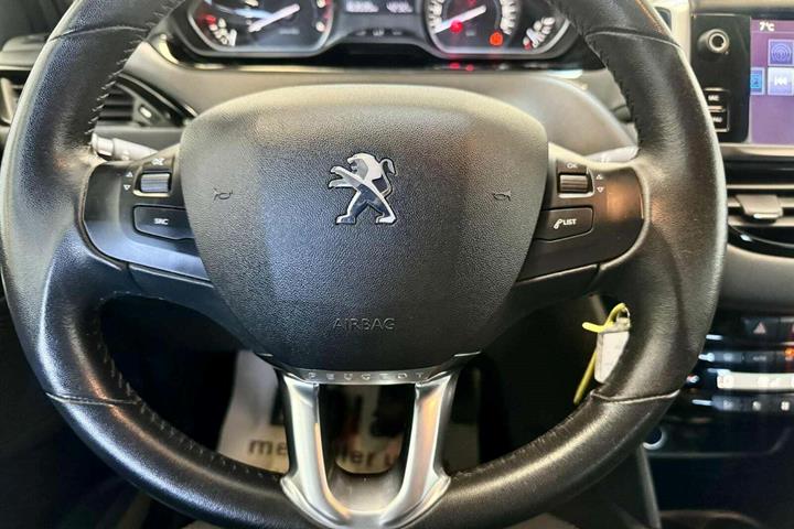 Grå Peugeot 208 fra 2017