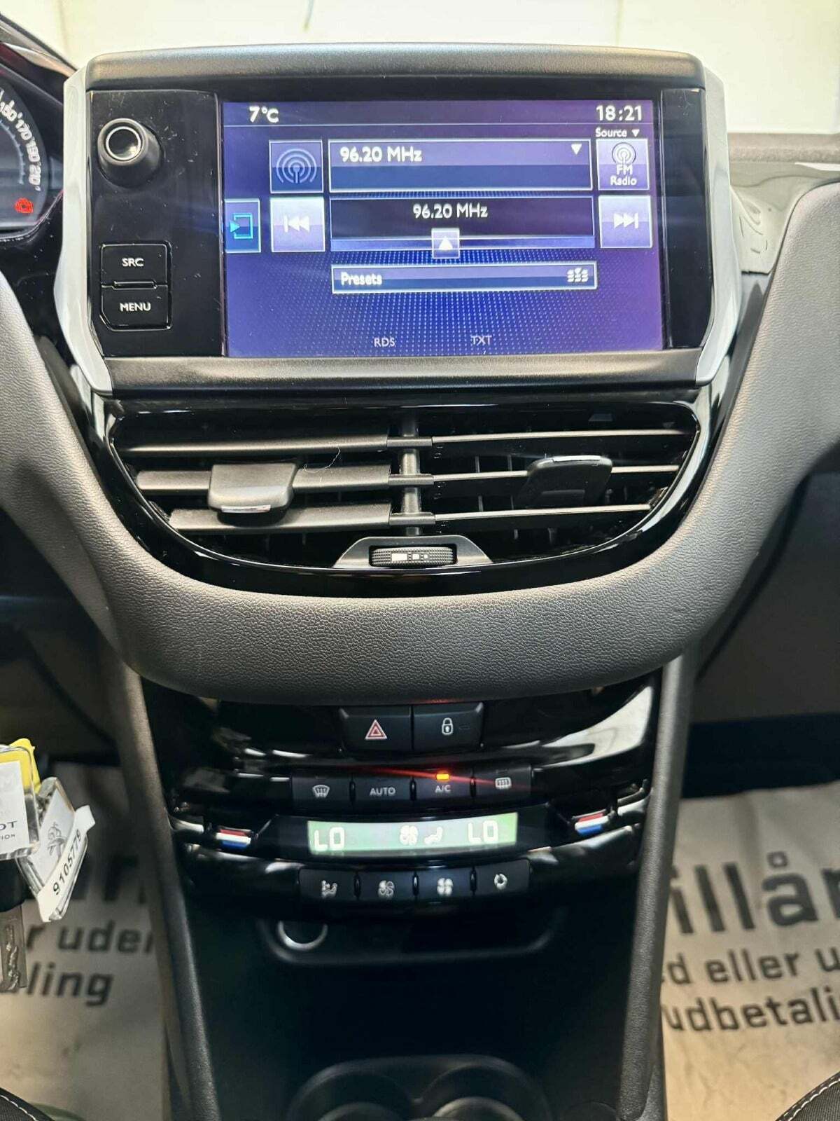 Grå Peugeot 208 fra 2017