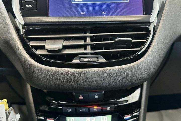 Grå Peugeot 208 fra 2017