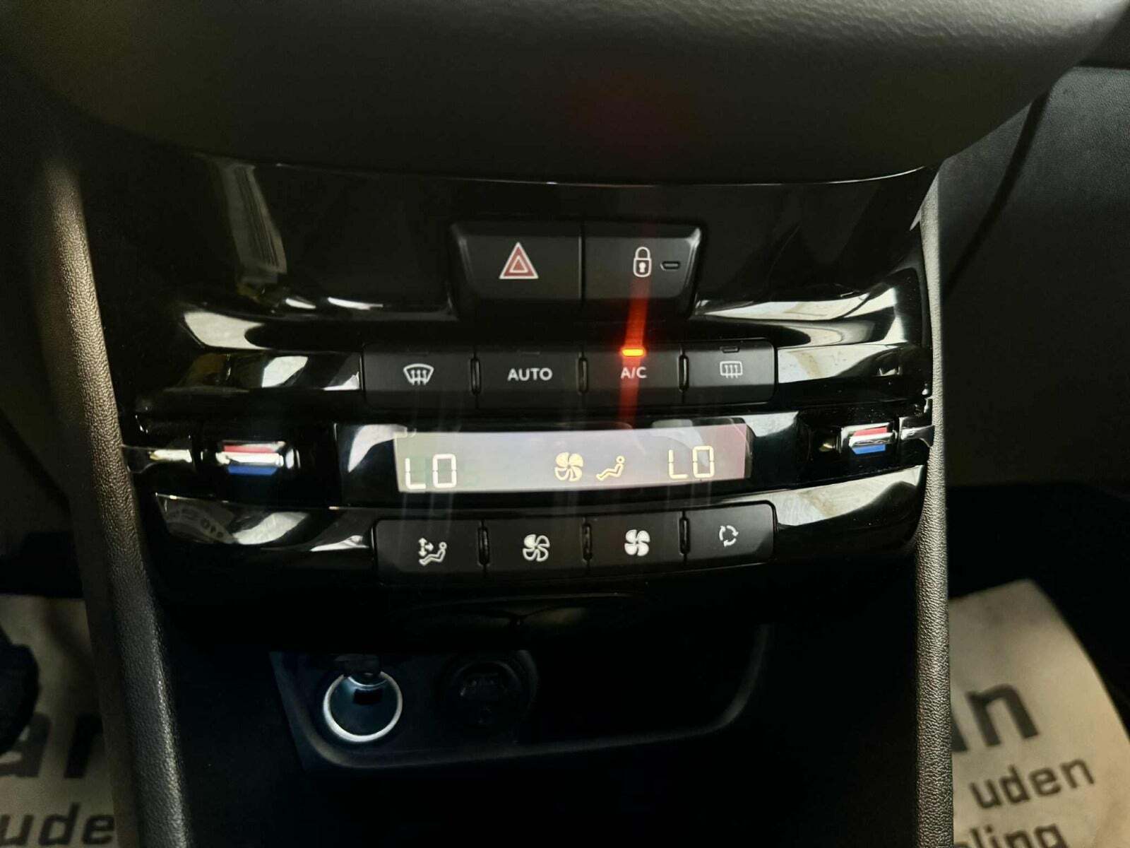 Grå Peugeot 208 fra 2017