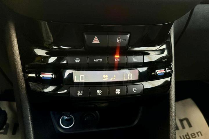 Grå Peugeot 208 fra 2017