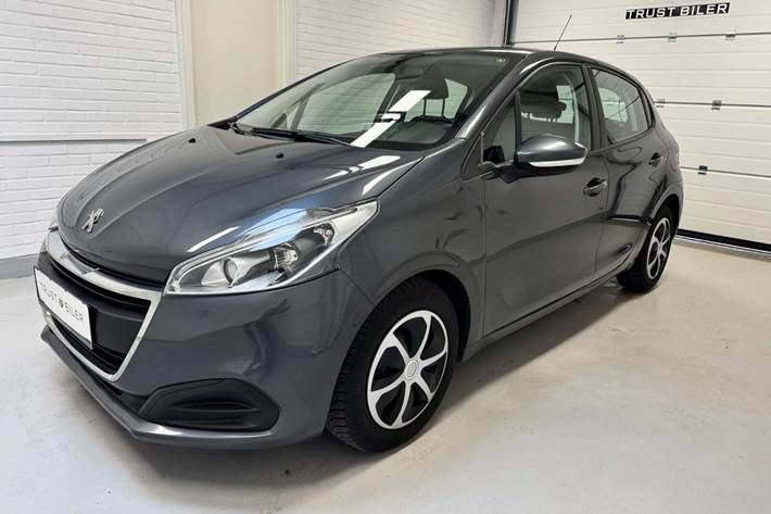 Grå Peugeot 208 fra 2015 set udefra