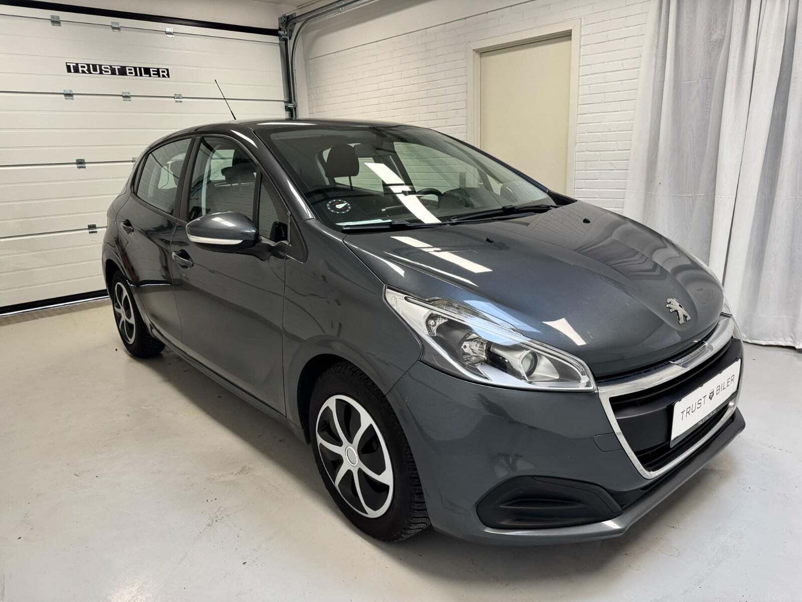 Grå Peugeot 208 fra 2015