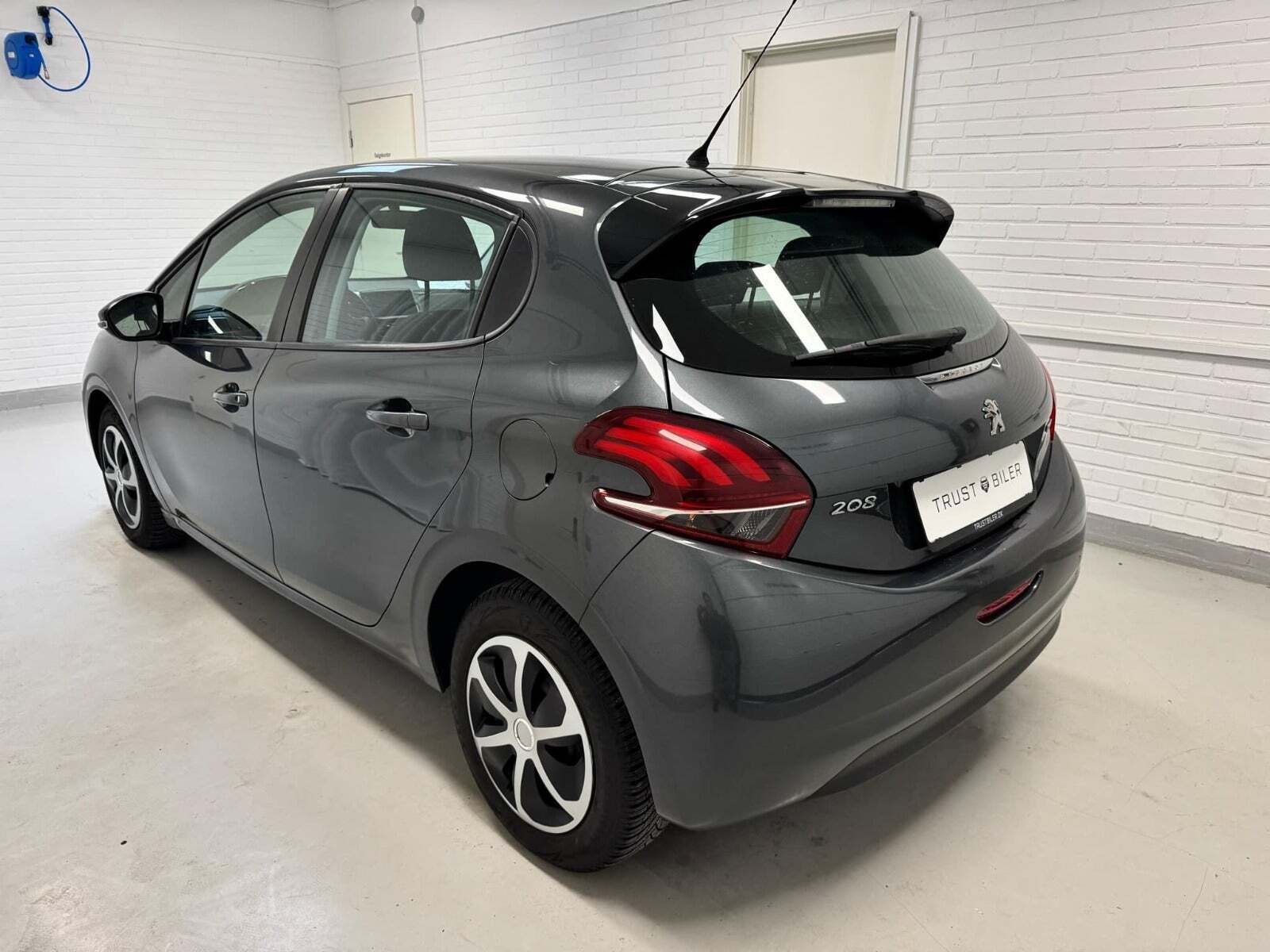 Grå Peugeot 208 fra 2015