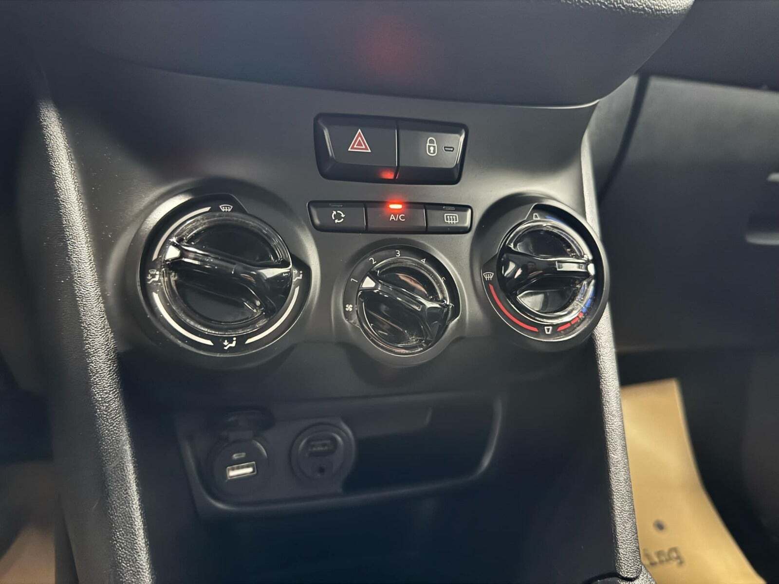 Grå Peugeot 208 fra 2015