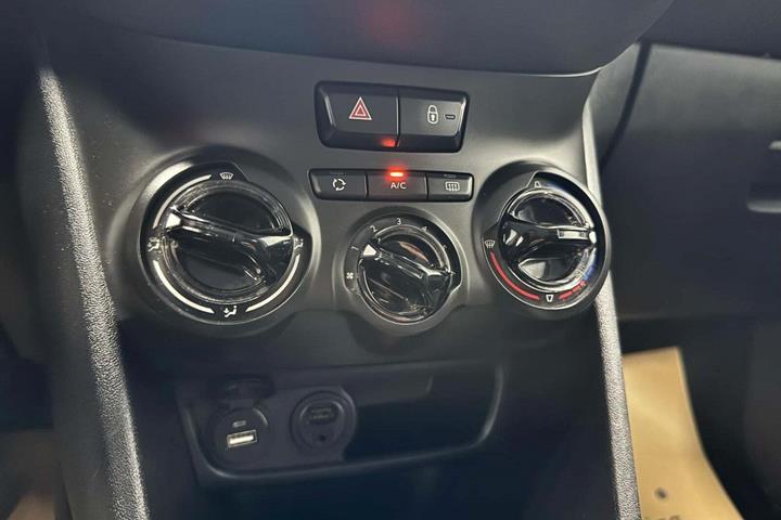 Grå Peugeot 208 fra 2015