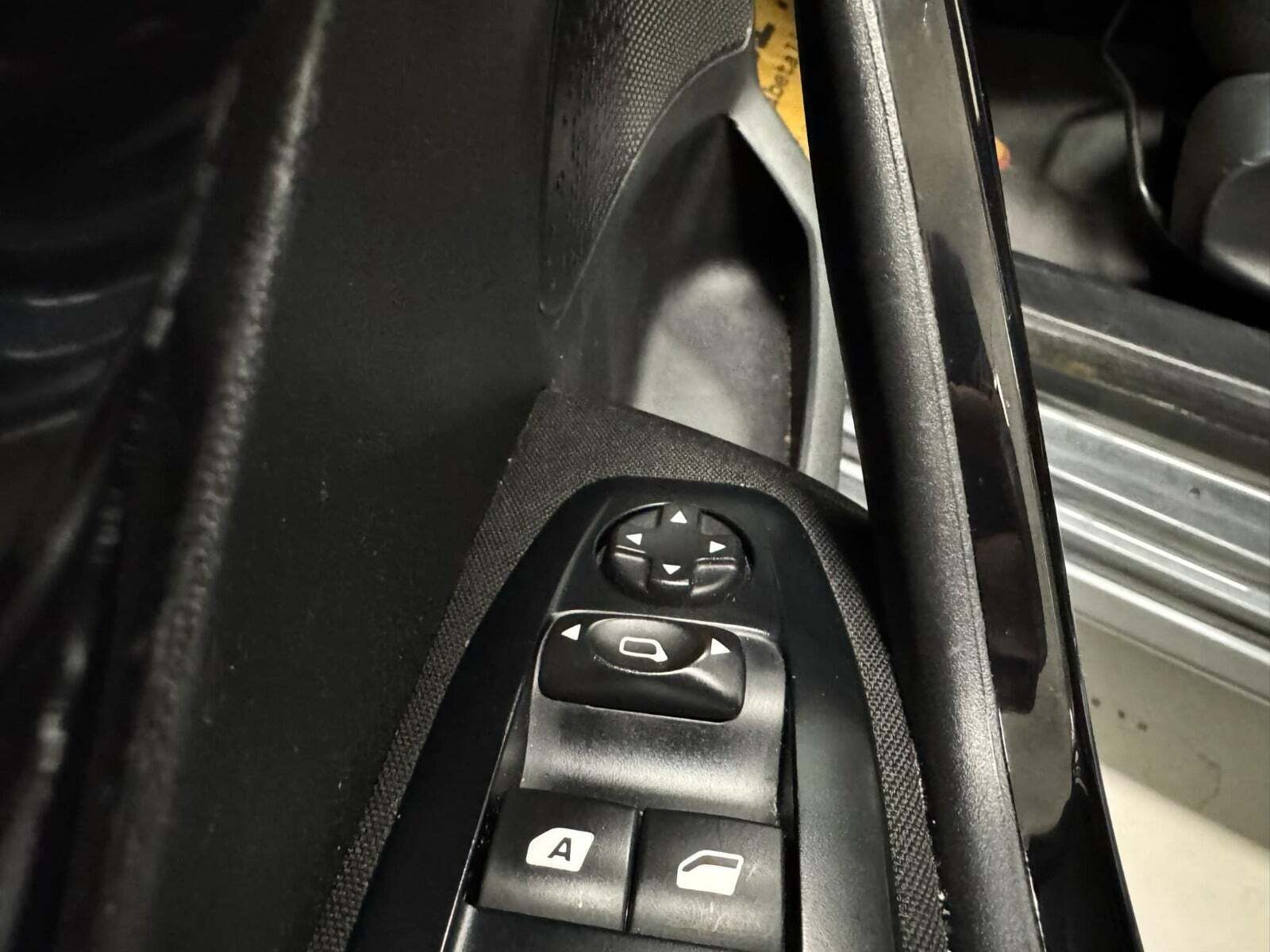 Grå Peugeot 208 fra 2015