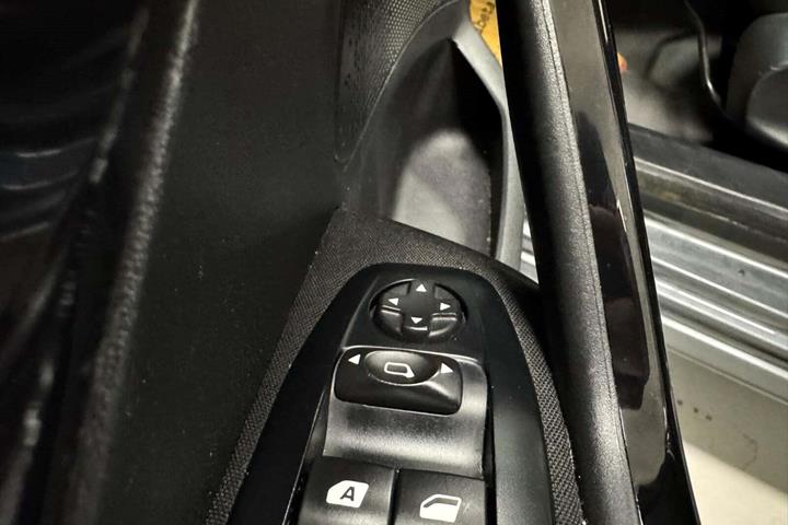 Grå Peugeot 208 fra 2015