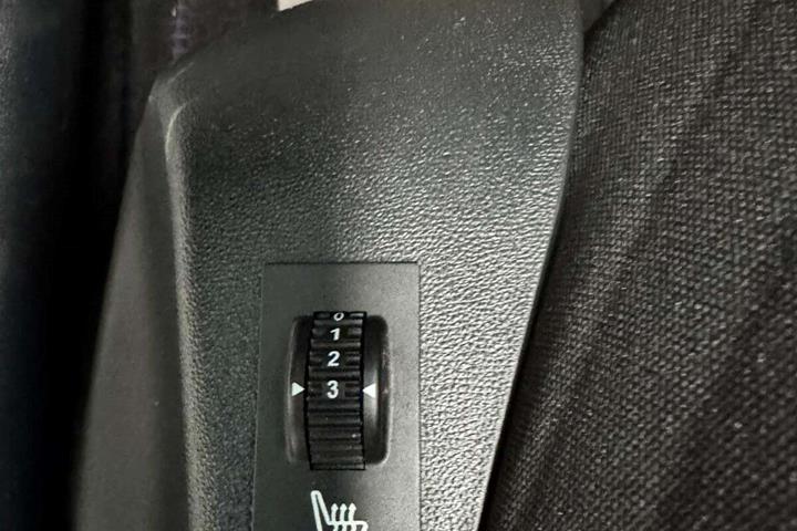 Grå Peugeot 208 fra 2015