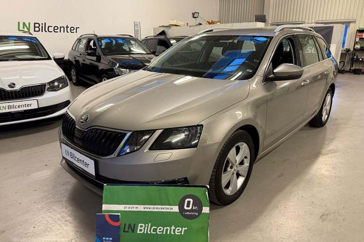 Beige Skoda Octavia fra 2018 set udefra