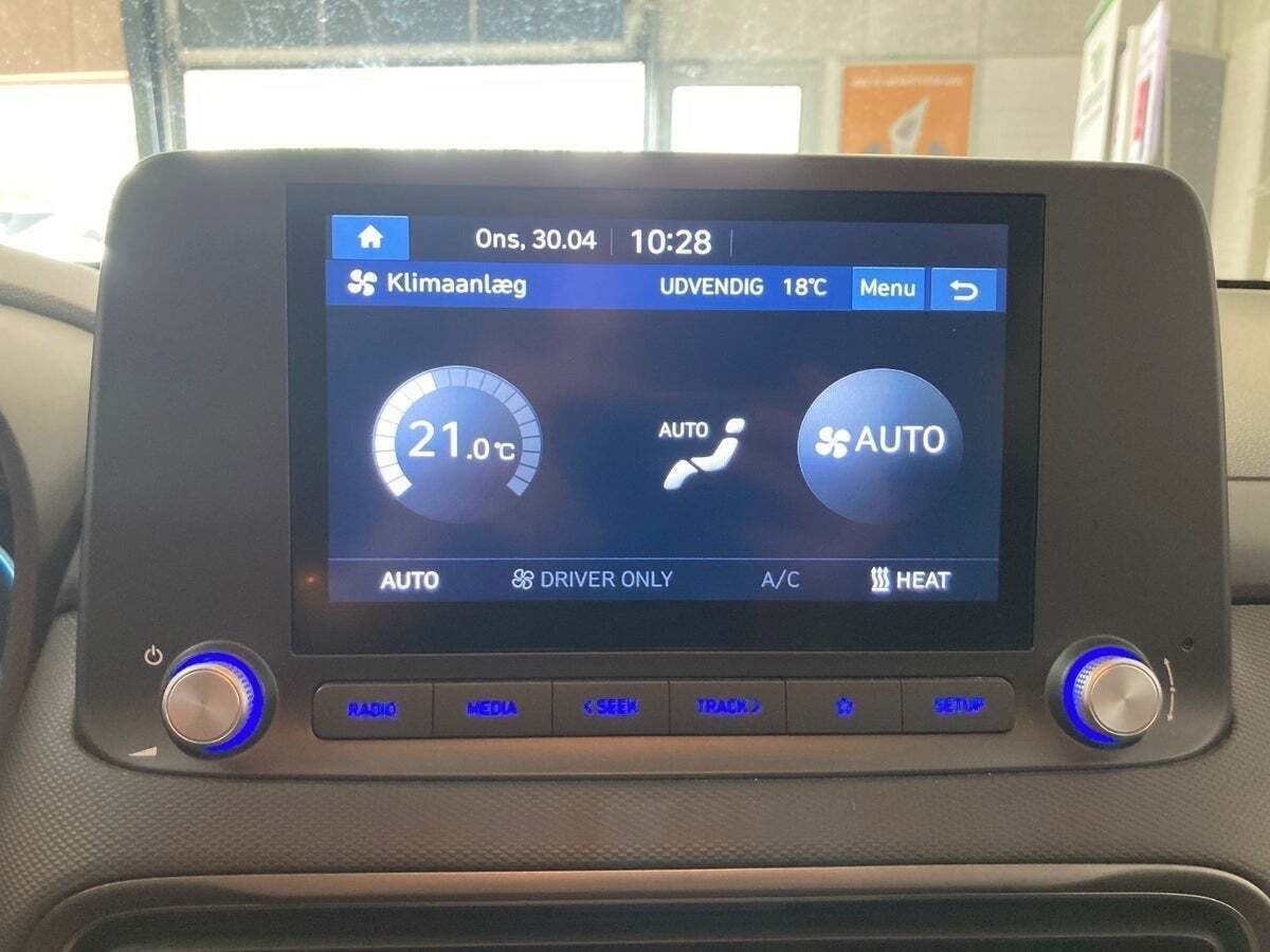 Grå Hyundai Kona fra 2021