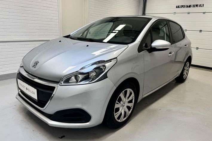 Sølv Peugeot 208 fra 2017 set udefra