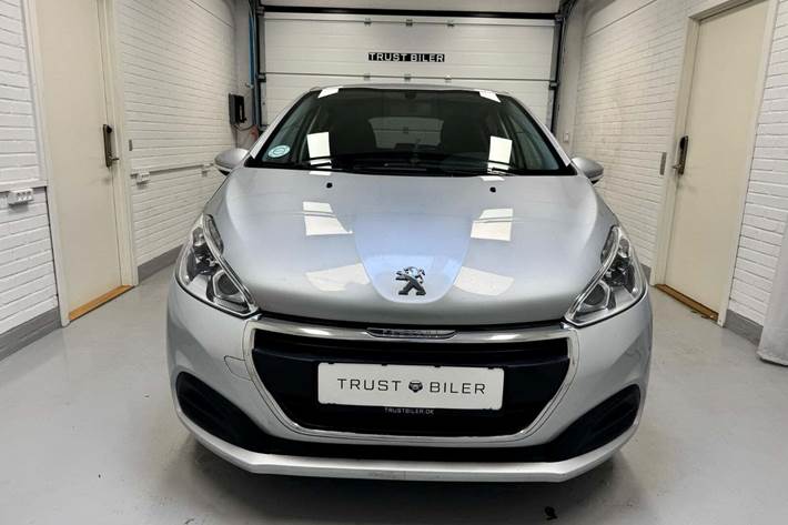 Sølv Peugeot 208 fra 2017