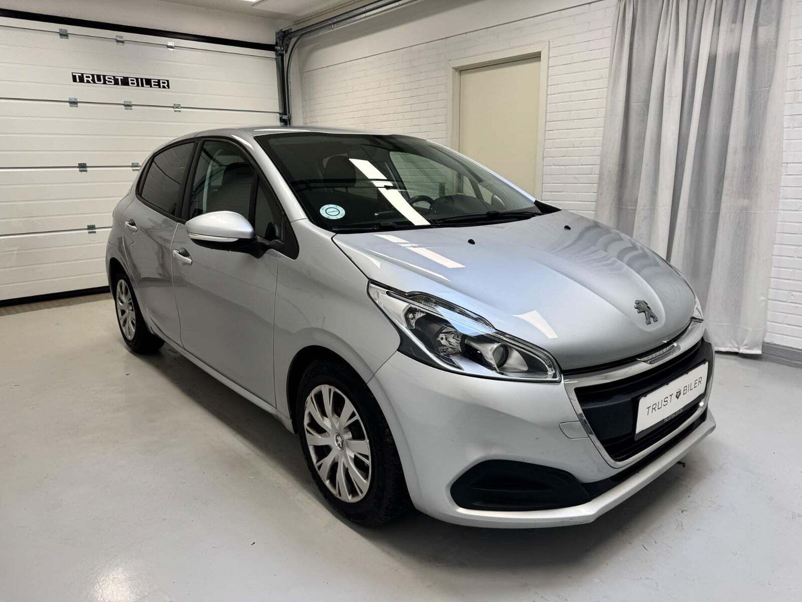 Sølv Peugeot 208 fra 2017