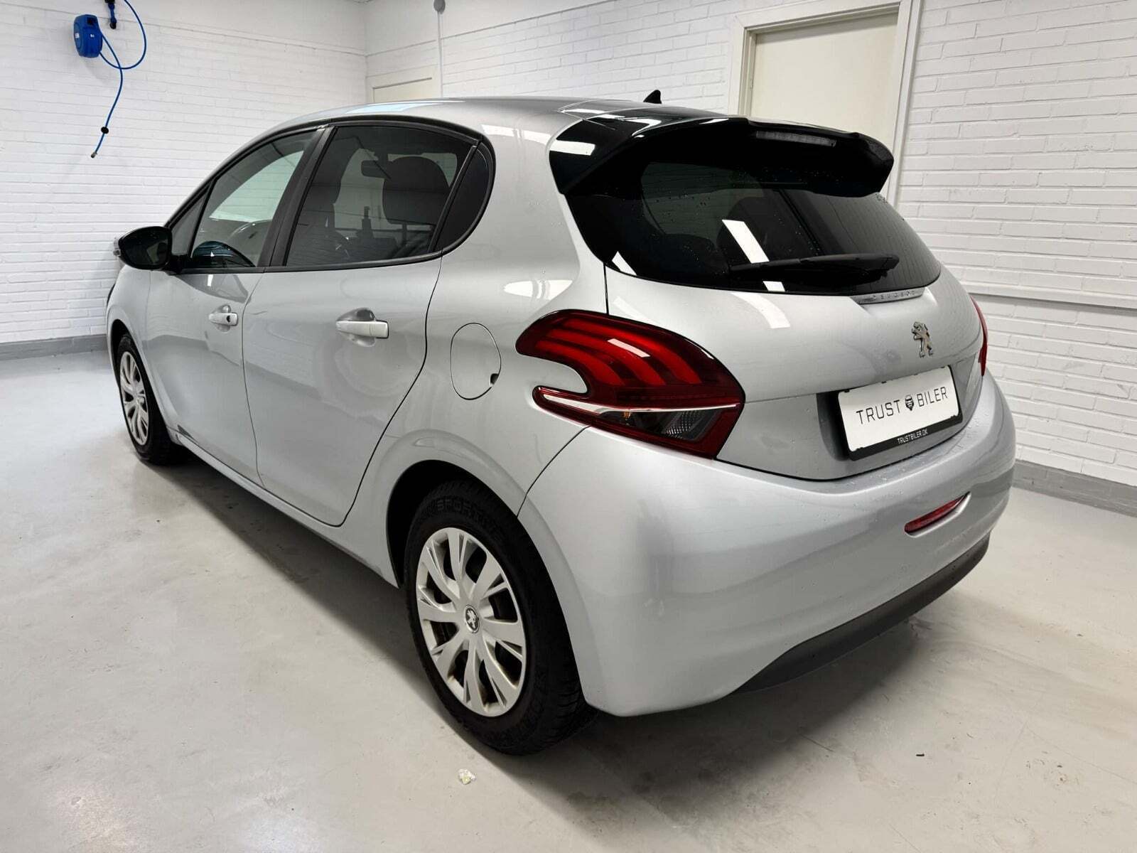 Sølv Peugeot 208 fra 2017