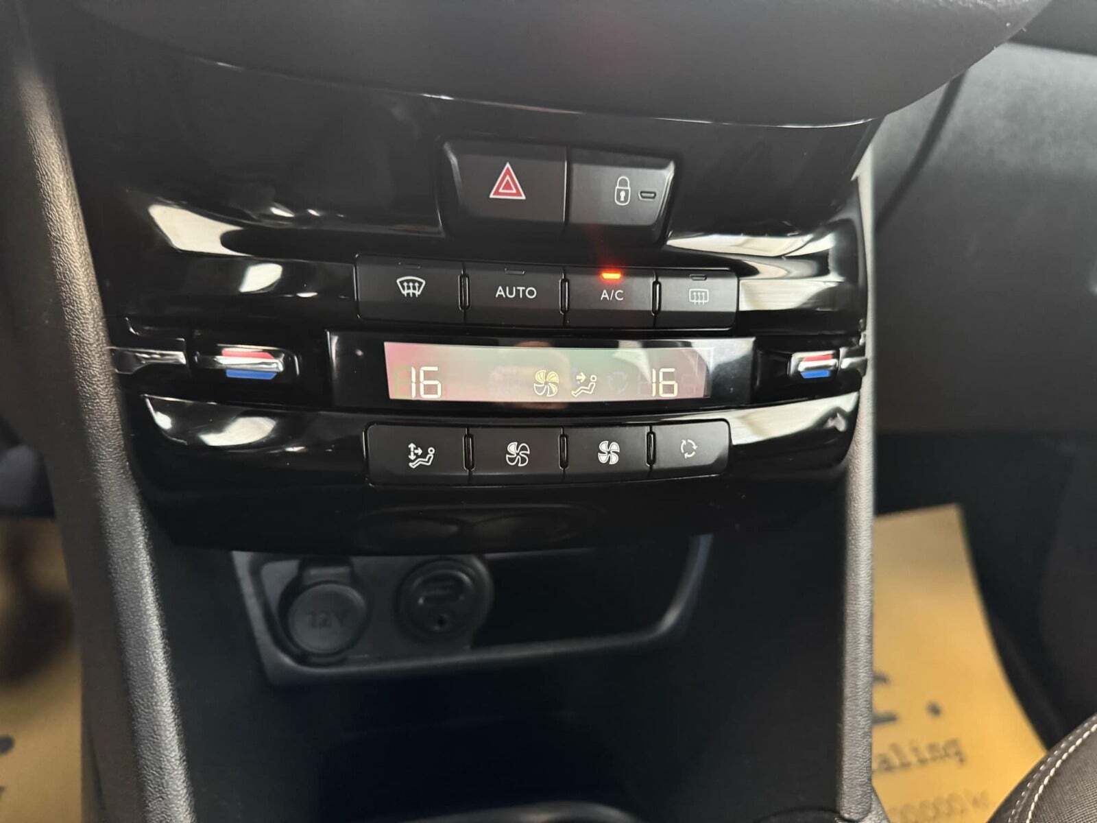 Sort Peugeot 208 fra 2016