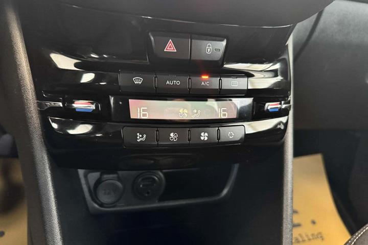 Sort Peugeot 208 fra 2016