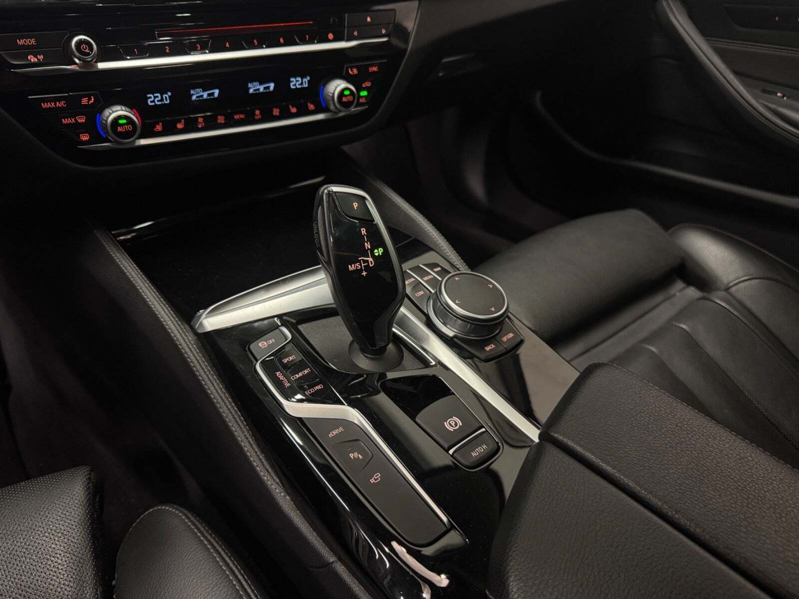 Sort BMW 530e fra 2020