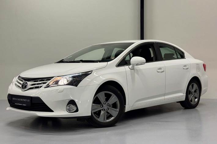 Hvid Toyota Avensis fra 2014 set udefra