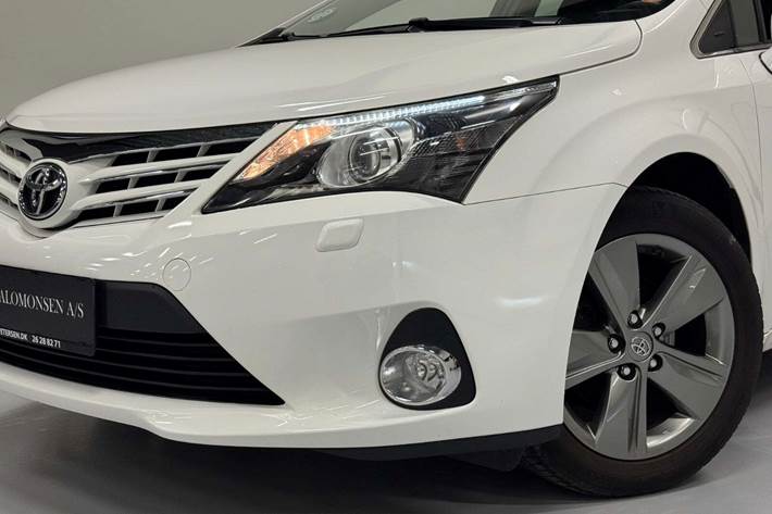 Hvid Toyota Avensis fra 2014