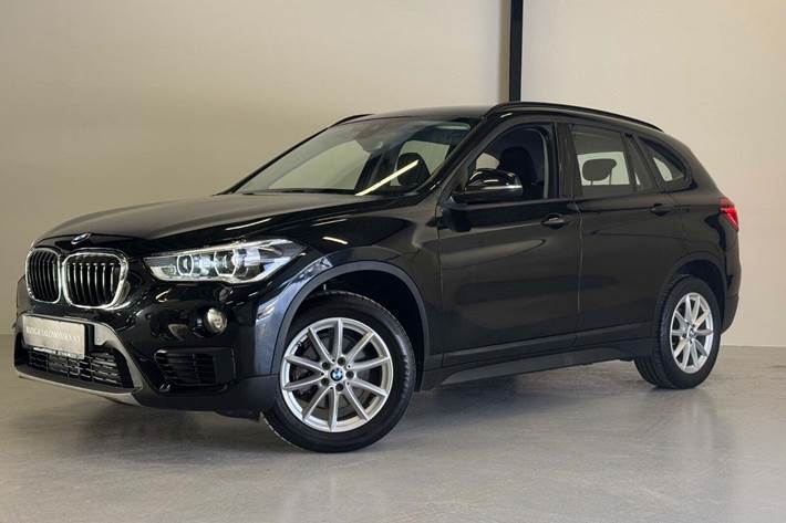 Sort BMW X1 fra 2018 set udefra