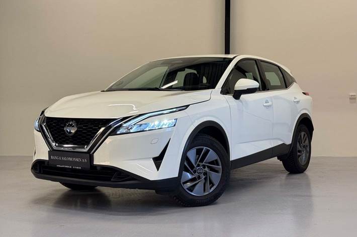 Hvid Nissan Qashqai fra 2023 set udefra