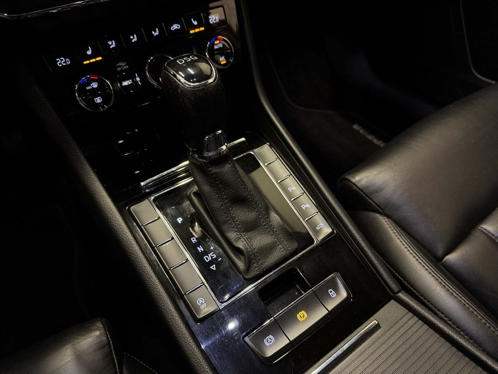 Blå Skoda Superb fra 2019