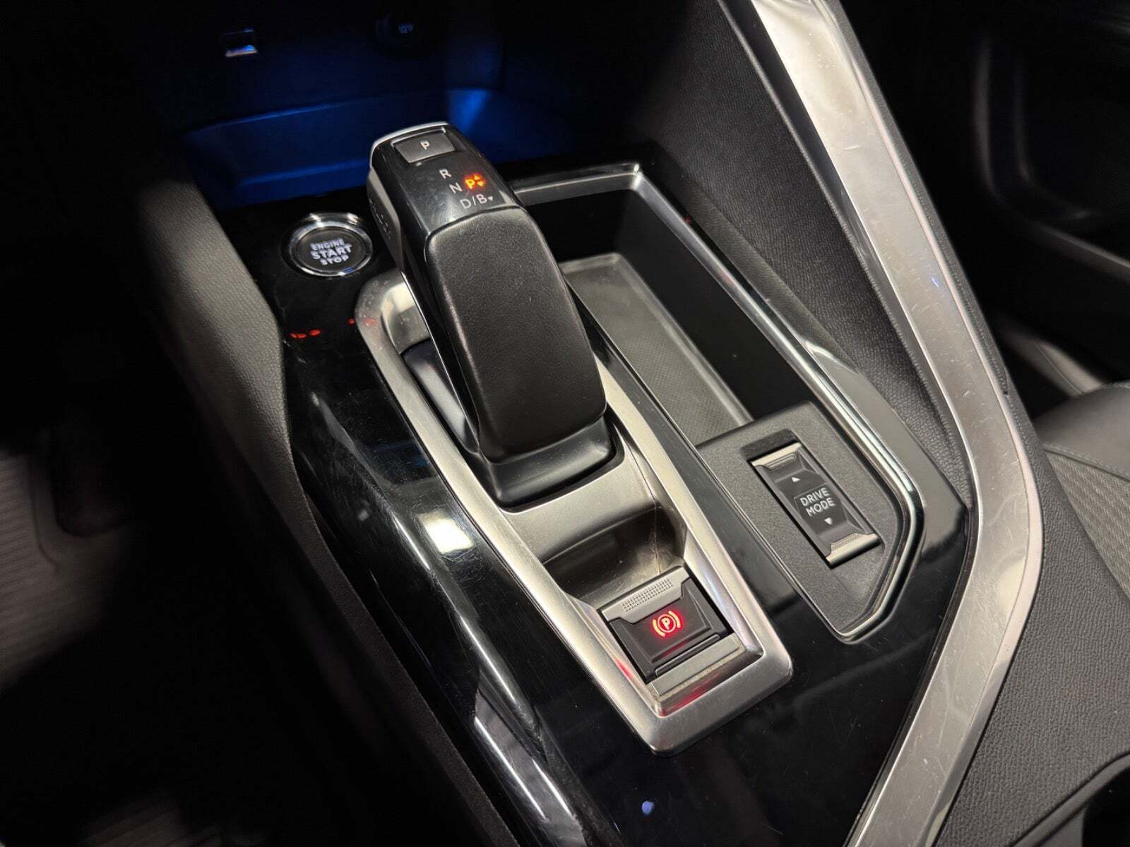 Grå Peugeot 3008 fra 2022