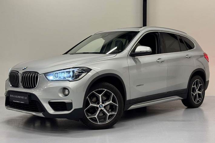 Sølv BMW X1 fra 2017 set udefra