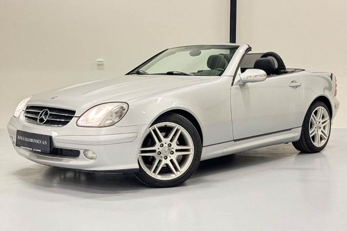 Sølv Mercedes SLK200 fra 2002 set udefra