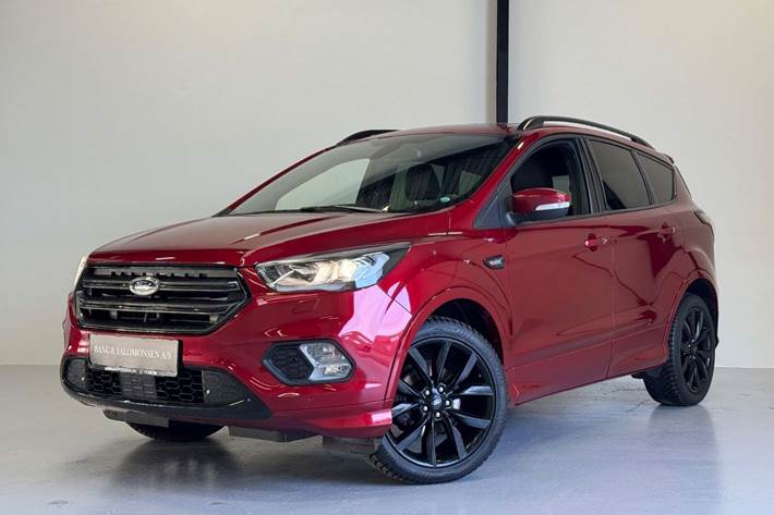 Rød Ford Kuga fra 2018 set udefra