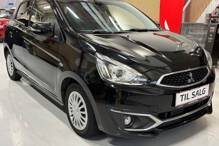 Sort Mitsubishi Space Star fra 2017 set udefra