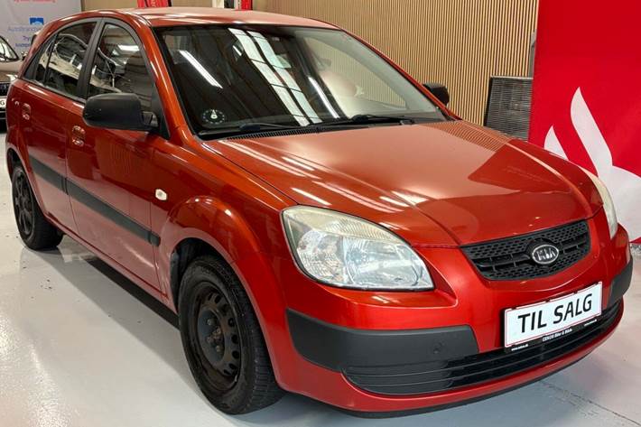 Rød Kia Rio fra 2008 set udefra