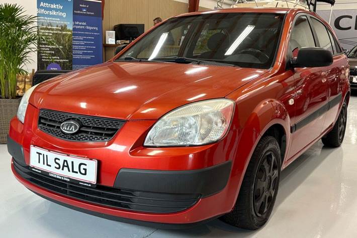 Rød Kia Rio fra 2008