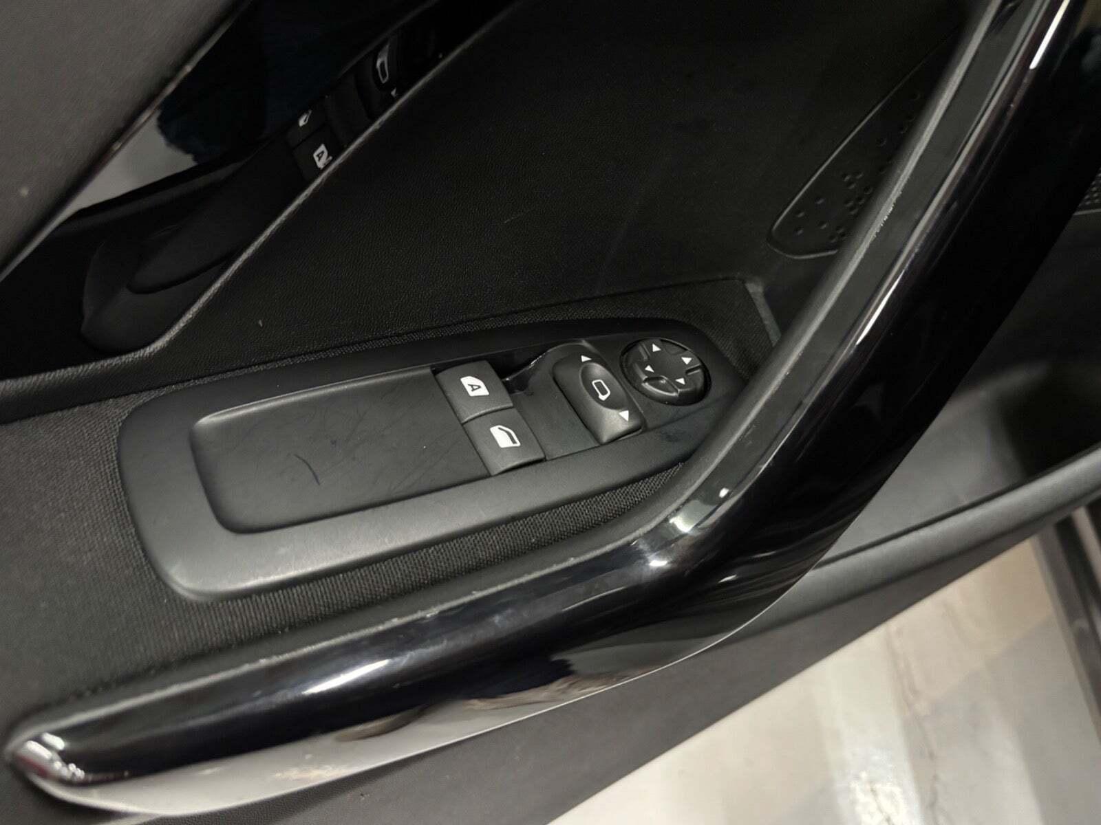 Grå Peugeot 208 fra 2019