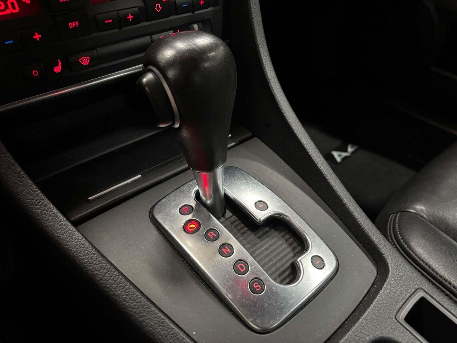 Rød Audi A4 fra 2005