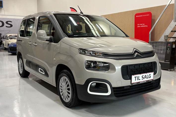 Beige Citroën Berlingo fra 2020 set udefra