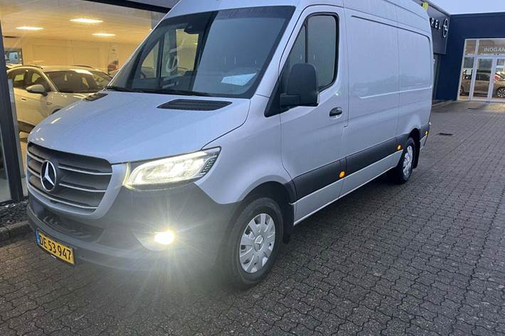 Sølv Mercedes Sprinter 319 fra 2021 set udefra