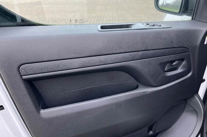 Hvid Peugeot e-Expert fra 2025