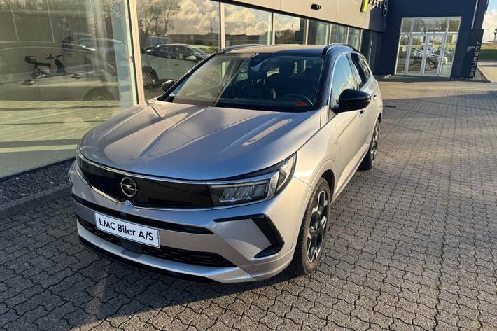 Sølv Opel Grandland fra 2023 set udefra
