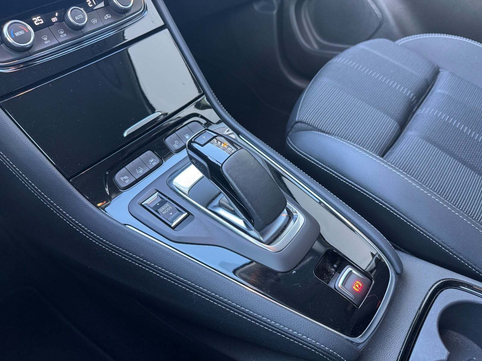 Sølv Opel Grandland fra 2023