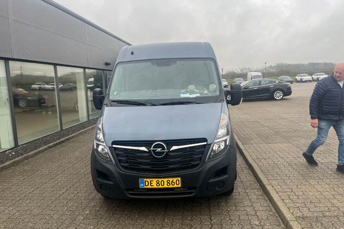 Blå Opel Movano fra 2022