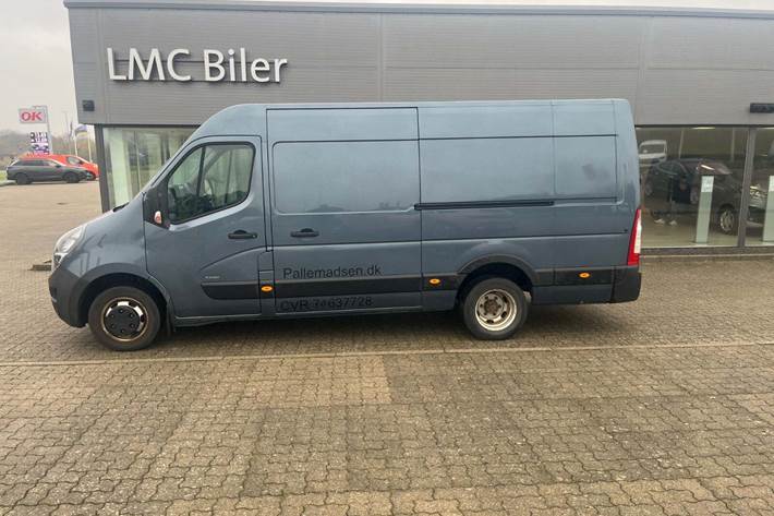 Blå Opel Movano fra 2022