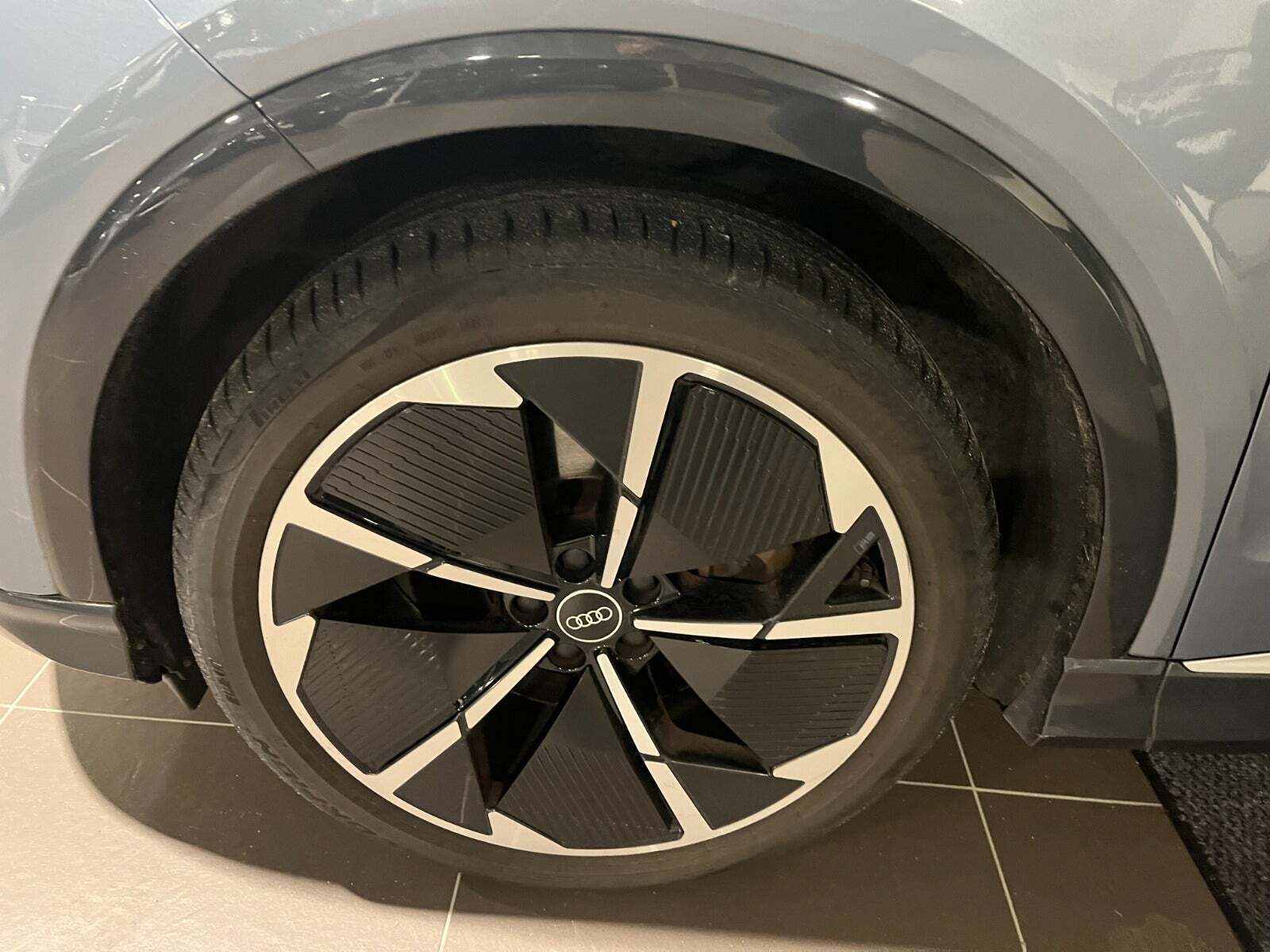 Blå Audi Q4 e-tron fra 2021