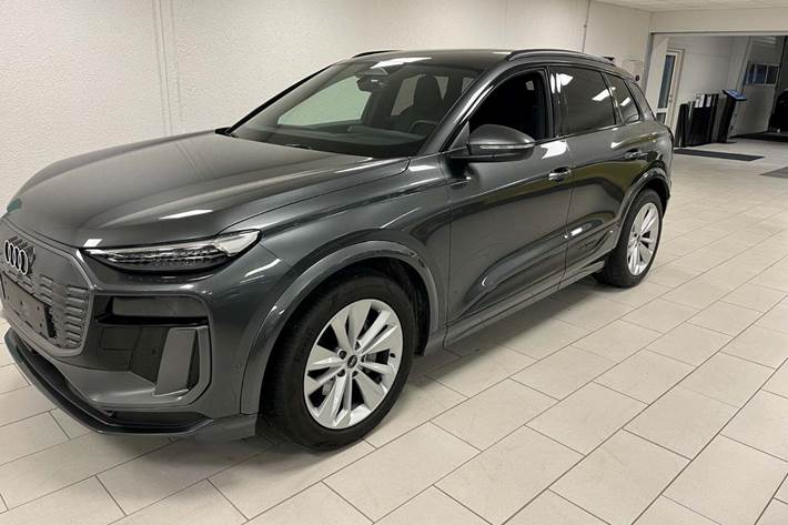 Grå Audi Q6 e-tron fra 2025 set udefra