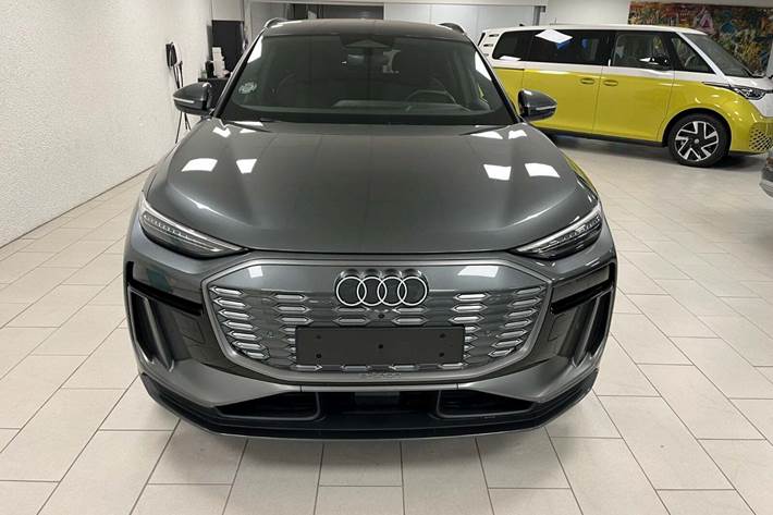 Grå Audi Q6 e-tron fra 2025