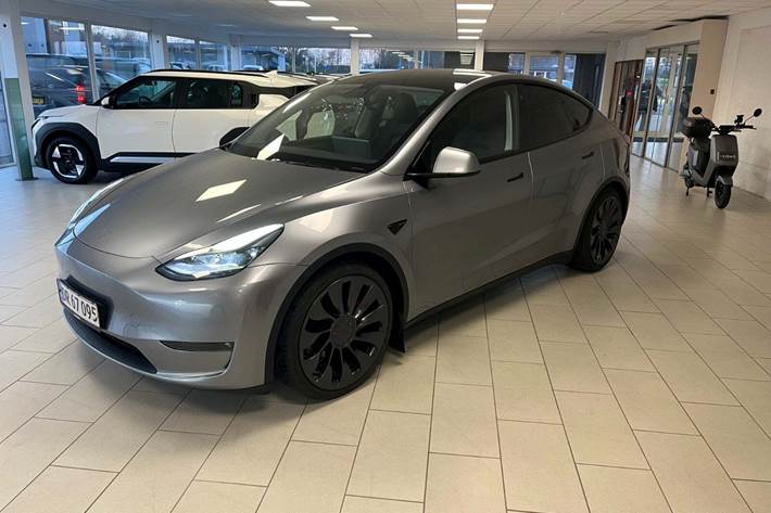 Grå Tesla Model Y fra 2023 set udefra